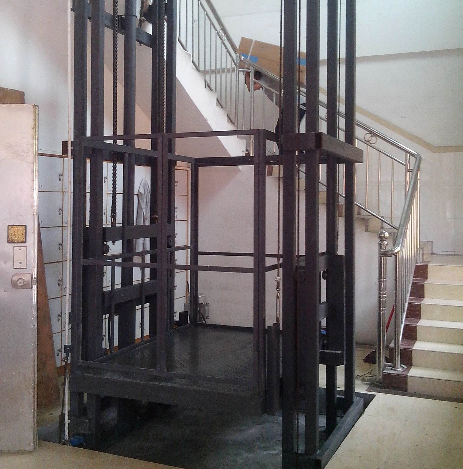 四軌單杠導軌貨梯